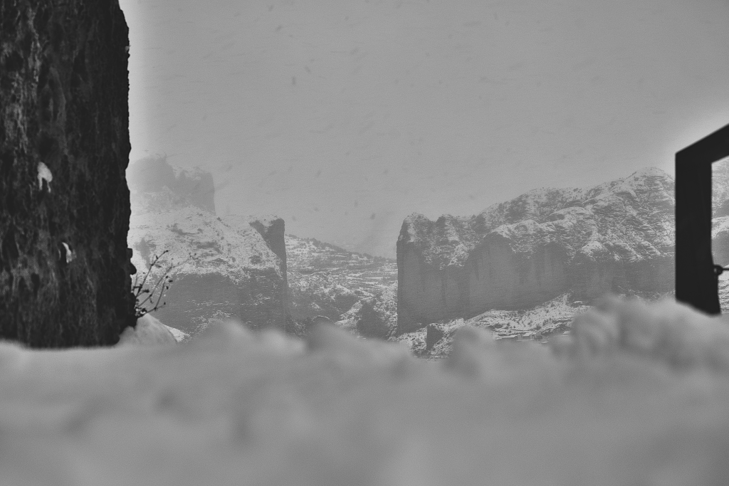 El Muro
Durante las horas mas fuertes del temporal de nieve, la fotografia busca las Llamadas Pueras de la Rioja, un desfiladero que abre la sierra de Cameros al Valle del Ebro y captada desde las ruinas de un castillo medieval.
Álbumes del atlas: aaa_no_album