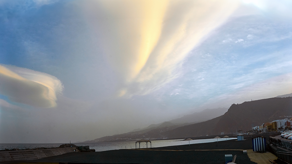 Nube y playa
Nubes lenticulares sobre la bahía de Santa Cruz de La Palma durante un "tiempo sur" con mucha calima durante los carnavales al atardecer.
Álbumes del atlas: zzzznopre aaa_no_album