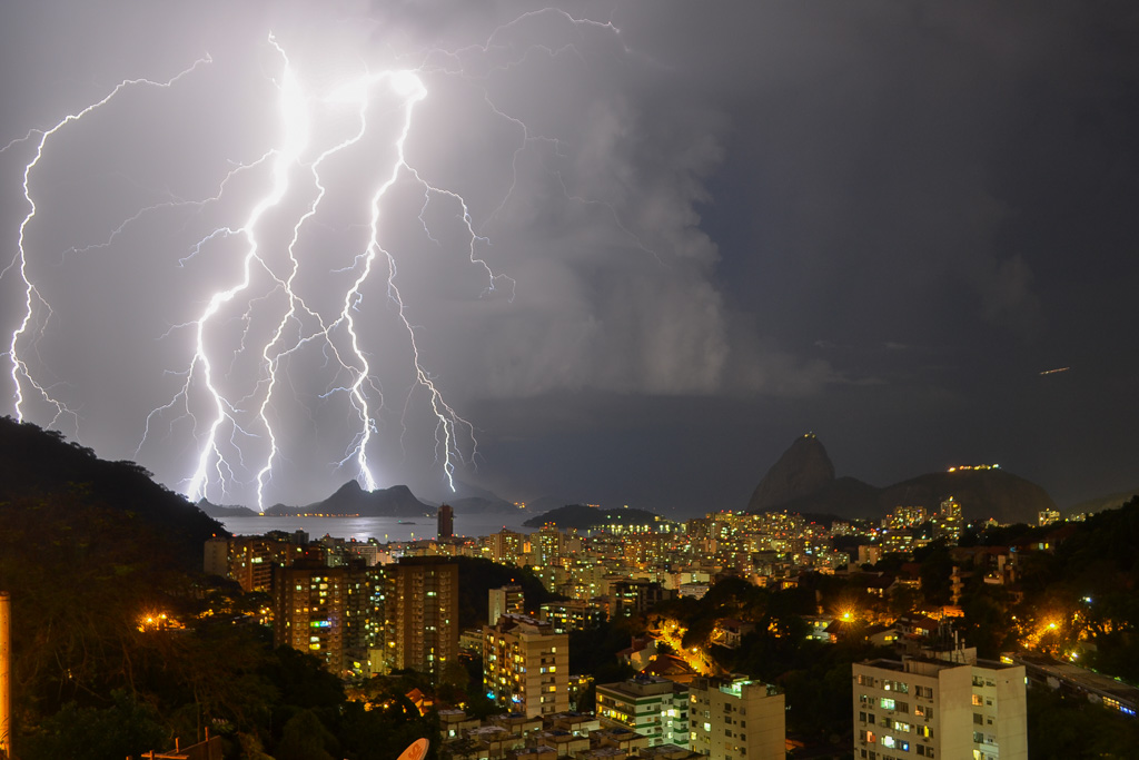 Tempestade de Raios no Morro do Pereirão.
Álbumes del atlas: rayos aaa_norayos