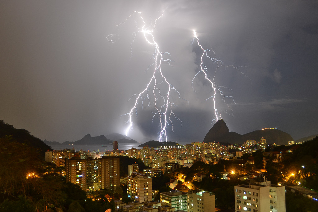 Tempestade de Raios no Morro do Pereirão.
Álbumes del atlas: rayos