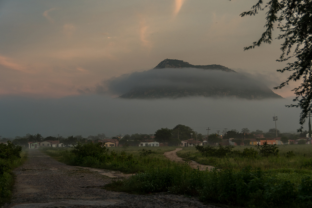 Nuvem no solo_II
fotografia feita nas primeiras horas da manhã, na cidade de Irauçuba no sertão do Ceará. As nuvens estavam tocando e chão e cobrindo pequena parte das Serras. 
