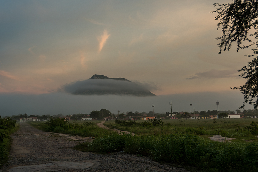 Stratus nebulosus
"Nuvem no solo" fotografia feita nas primeiras horas da manhã, na cidade de Irauçuba no sertão do Ceará. As nuvens estavam tocando e chão e cobrindo pequena parte das Serras. 
