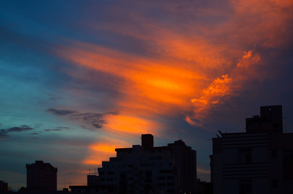 rasgos en el cielo
Vivo en una ciudad que se llama "Belo Horizonte" (hermoso horizonte).
Álbumes del atlas: aaa_no_album