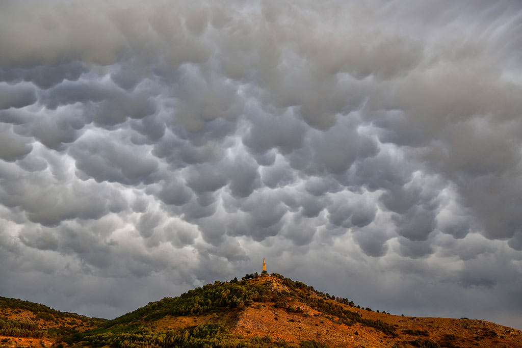 Mammantus
Una tarde en Cuenca de repente empezó a cambiar el cielo y formarse estas nubes tan impresionantes
