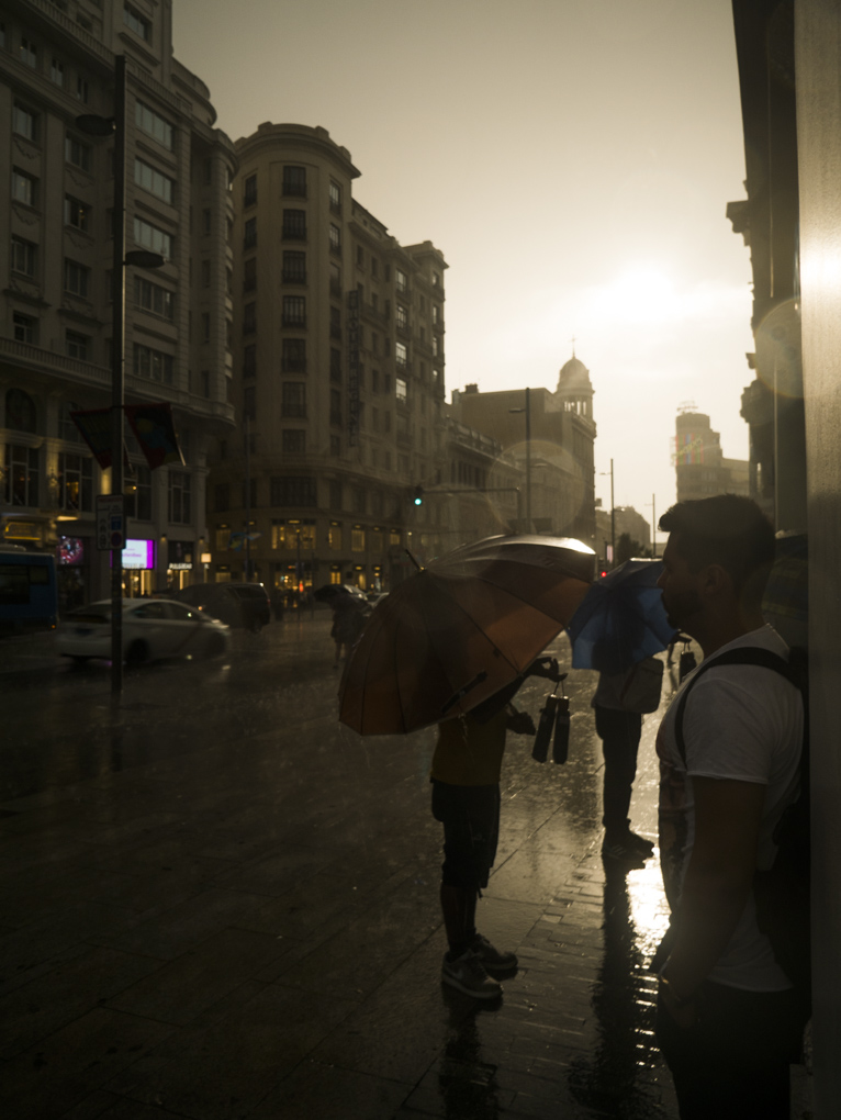 Bajo el agua
Foto tomada en La Gran Vía de Madrid en la que un hindú intenta vender paraguas a los viandantes mientras una gran tromba de agua cae sobre todo Madrid.
Álbumes del atlas: aaa_no_album