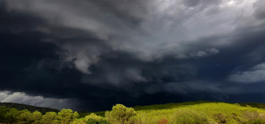 La monstruosidad en tormenta
Llegada de la potente tormenta dirección al Garraf donde dejó una pedregada en Sitges.
