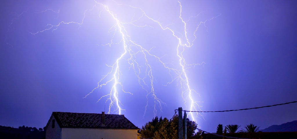 La fúria de la electricidad 
Notable actividad eléctrica de esta tormenta que dejaba a su paso nombrosos rayos nube-tierra 
