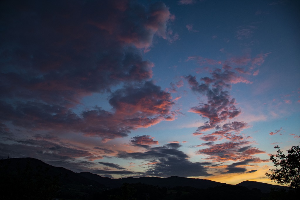 Cielo noctuno 
Nubes rojizas durante la puesta del sol al anochecer.
Álbumes del atlas: aaa_no_album
