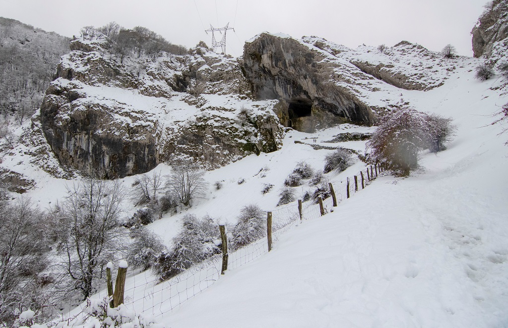 Cueva de San Adrián cubierta de nieve
