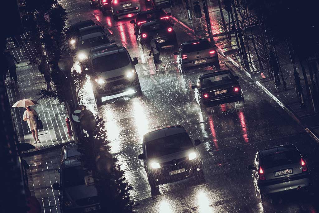 Llueve sobre la ciudad
Calle en la noche con coches mientras llueve
Álbumes del atlas: aaa_no_album