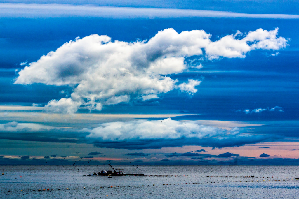 Nubes sobre pesquero en la Bahía Sur
Álbumes del atlas: aaa_no_album