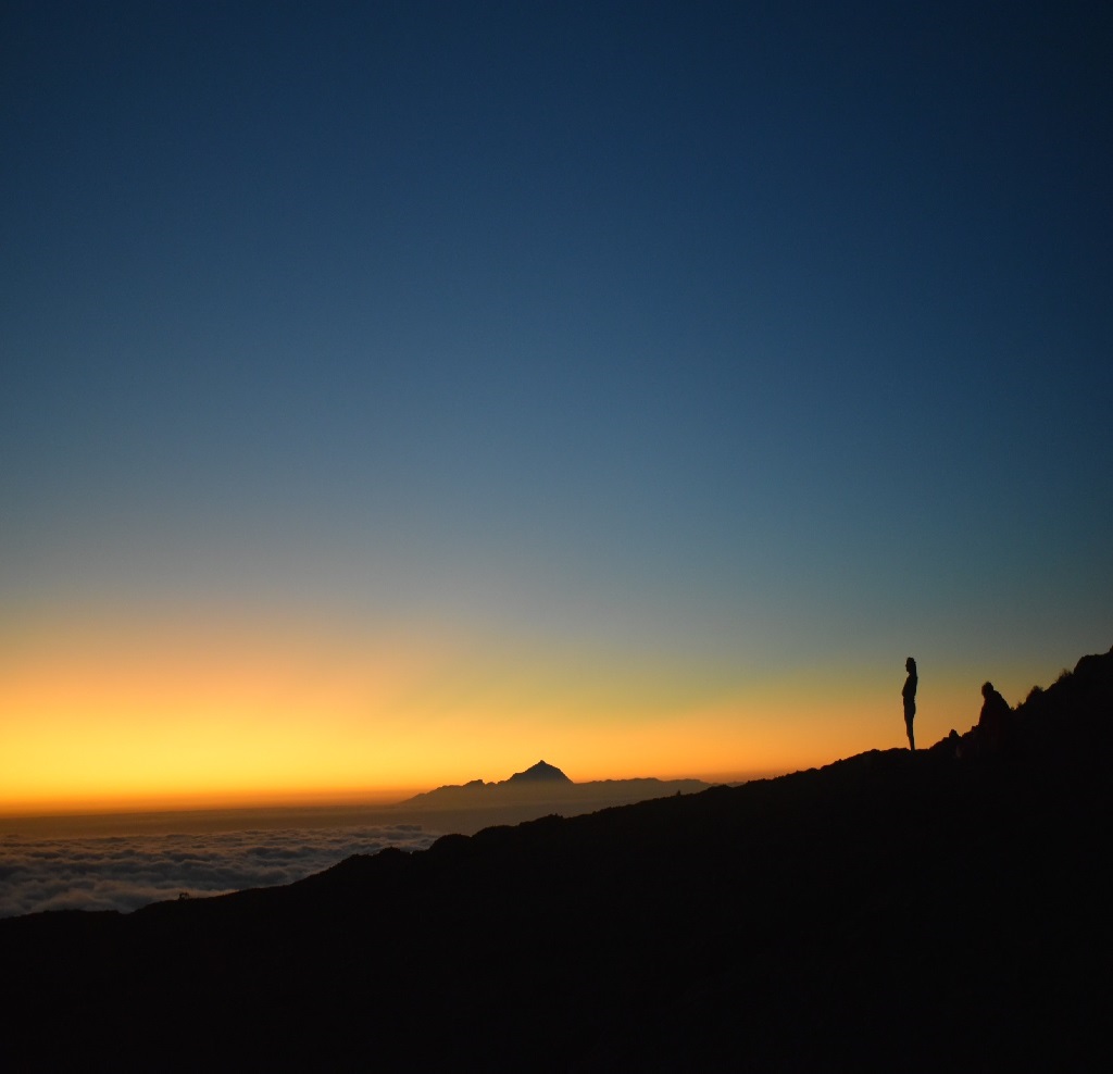atardecer de otoño en Gran Canaria y el Teide al fondo
En la cima del Roque Nublo se puede presenciar este atardecer tan anaranjado, una puesta de sol que podrás contemplar cuando el tiempo está despejado.
