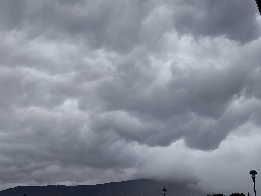 Inicio de la tempestad.
Tras una noche de tormentas fuertes en Navarra (se formó un SCM), llegó una DANA la mañana del 02 de septiembre registrándose 81 litros en 9h, y 113 litros en 22h. En la foto, sacada desde Villatuerta (Navarra), se ven las nubes que precedieron al inicio de este episodio de lluvias fuertes y persistentes que duró todo el día.
