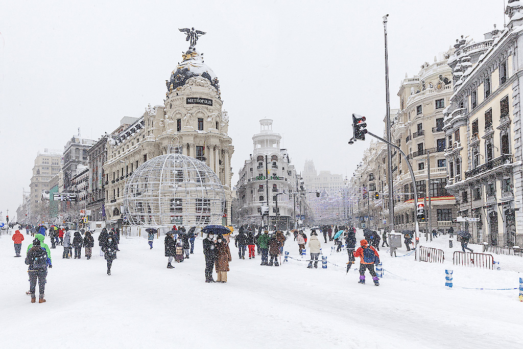 Filomena
En marzo de 1971, con solo 11 años viví una nevada muy similar a esta en Madrid. Nunca pensé que aquello se fuera repetir, que volvería a ver tal acontecimiento ni aunque viviera 100 años, pero en 2021, justo a los 50 de aquella histórica nevada, sucedió “Filomena”, con espesores de 40-50 cm en el centro de Madrid. Esta fotografía es una de las muchas postales que pudimos disfrutar ese día, en la confluencia de la Gran Vía con la calle Alcalá. Mi otra nevada histórica. 
