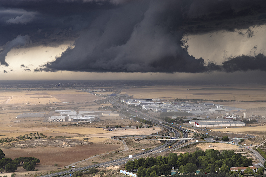 Muro sobre Albacete
La tarde-noche del 26 de agosto de 2022 fue de esas que crean afición a las tormentas. Se formó un sistema convectivo de mesoescala (SCM), con varias supercélulas embebidas, en la confluencia de las provincias Teruel-Cuenca-Albacete-Valencia. En esta foto se observa una espectacular nube muro o pared ("murus" según la OMM y "wall-cloud" según los cazatormentas americanos) sobre la vertical de Albacete, con la A-31 en primer término envuelta en polvo por las fuertes ráfagas de viento.
