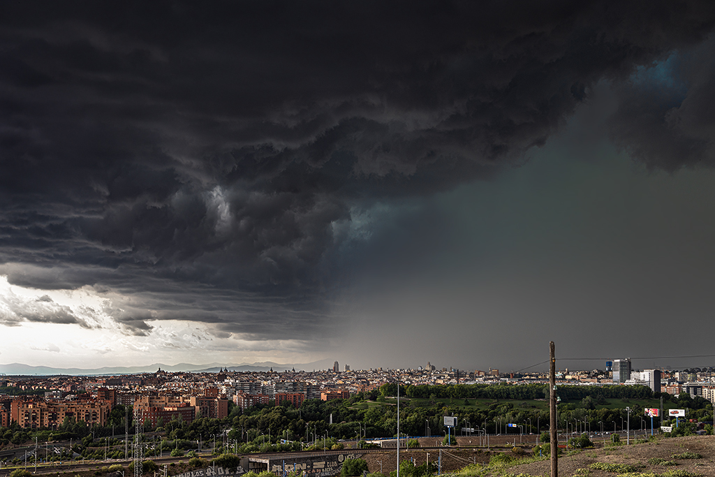 Línea de Turbonada
EL 29-mayo-2023 cruzó de este a oeste la provincia de Madrid un línea de turbonada (LT) con abundante aparato eléctrico (rayos nube-tierra) y fuertes aguaceros, provocando intensas inundaciones en el norte de la ciudad; se llegaron a recoger cantidades del orden de 35 mm en 30’. La fotografía está tomada desde el barrio de Entrevías (al sur de Madrid) mirando hacia el norte; la tormenta se movía de derecha a izquierda en la imagen. La parte izquierda de la nube es lo que los cazatormentas denominamos "Whales Mouth", boca de ballena, siempre situada en la parte delantera o de avance de una LT, mientras que la zona derecha muestra una espectacular estela de precipitación con esos tonos ligeramente verdosos propios de las tormentas severas.
