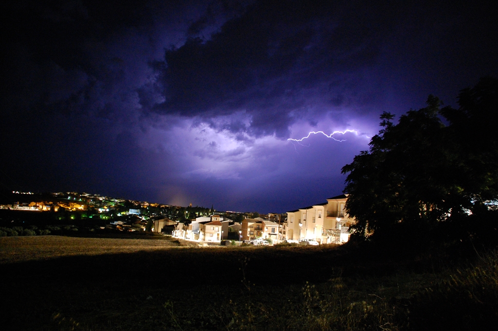 La noche se ilumina en Villacarrillo
Tormenta típica de verano en la comarca de las Sierras de Cazorla, Segura y las Villas
