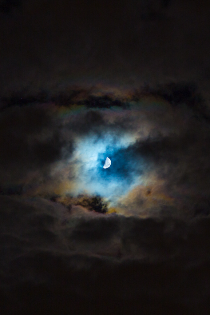 Corona lunar
Una nublada noche de verano la luna se dejaba ver a ratos. Su luz se descompone en colores al atravesar las minúsculas partículas de agua de esas nubes, como se puede apreciar sobre todo por la parte superior.
Álbumes del atlas: aaa_no_album
