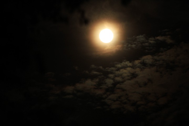Luna llena
Fotografía, tomada en la noche, se observan las nubes alrededor 
