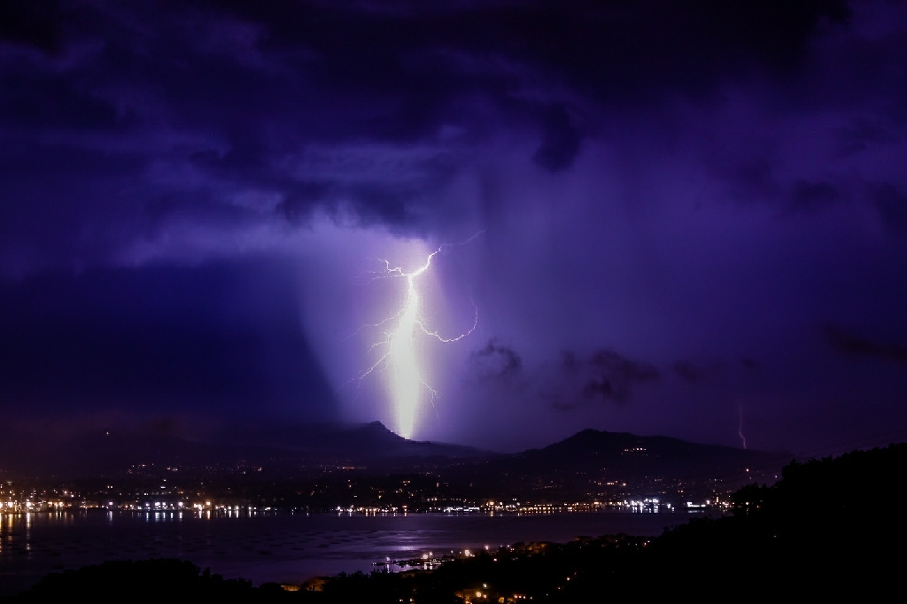 El demonio tras la tormenta
Esta fotografía la tomé el dia 1 de junio de 2020 a las 02:01 de la madrugada en una tormenta que paso por la ría de Vigo
