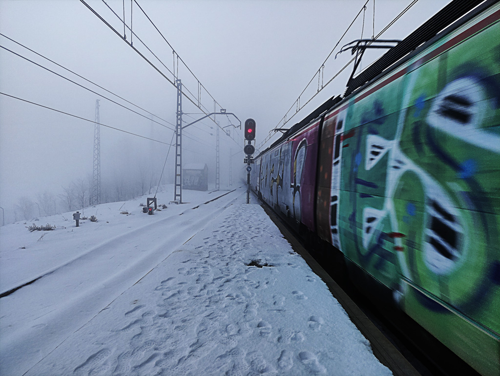 Arte entre nieve y niebla
Amanecer bajo densa niebla en la estación de Cercanías de Valdemoro, días después del paso de "Filomena"
