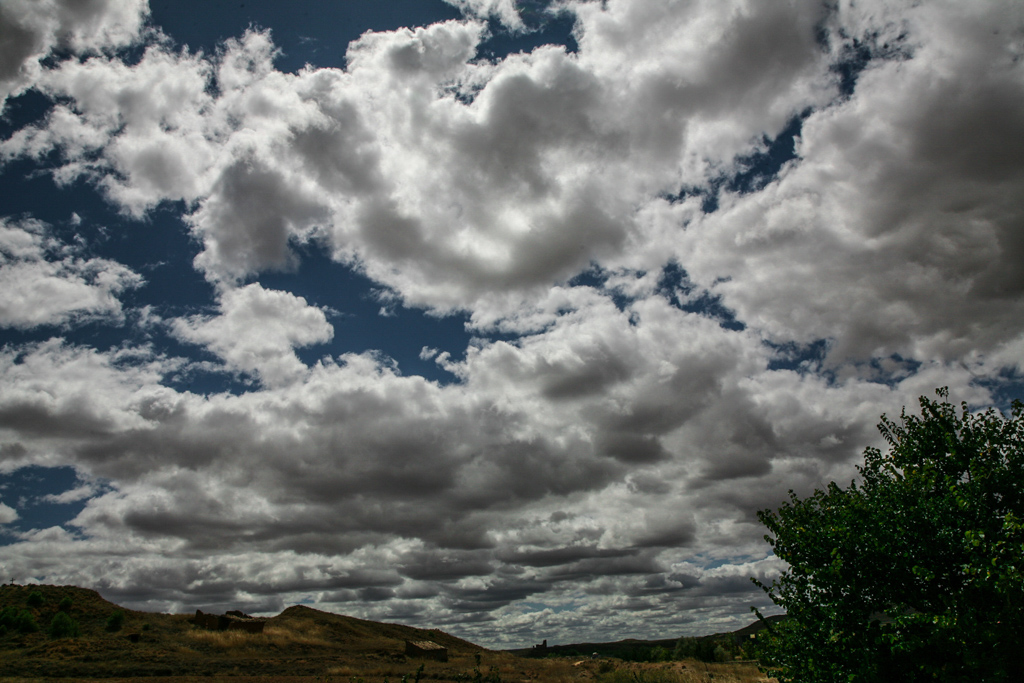 Bóveda de Nubes
Final de verano, el cielo cubierto de nubes marca el infinito
