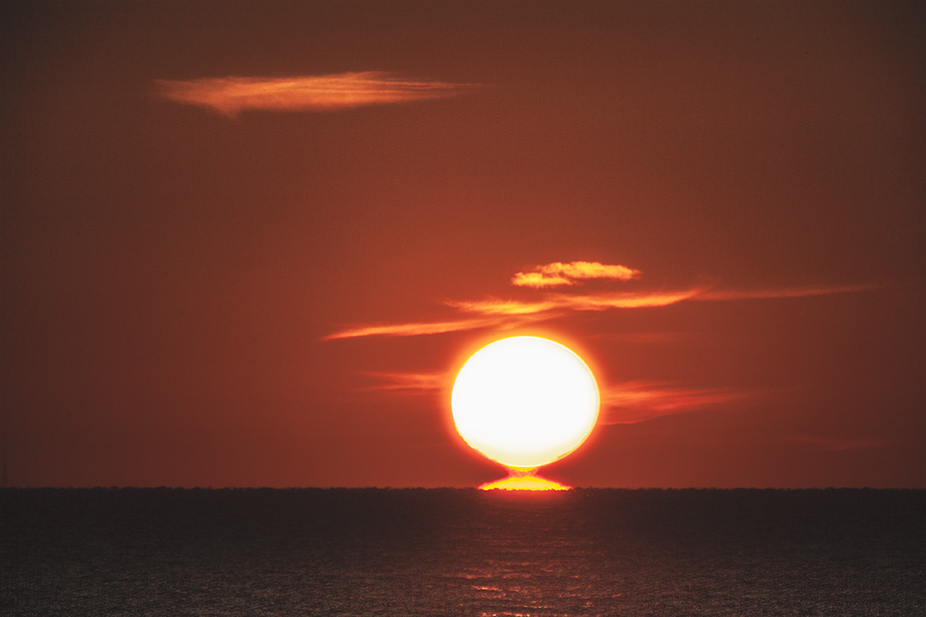 Espejismo inferior del Sol
Imagen que muestra una de las fases de espejismo inferior del Sol
