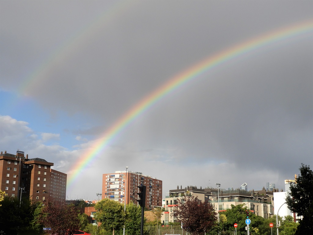 Doble arcoiris
Tras una pequeña tormenta, sale un colorido doble arcoiris.
