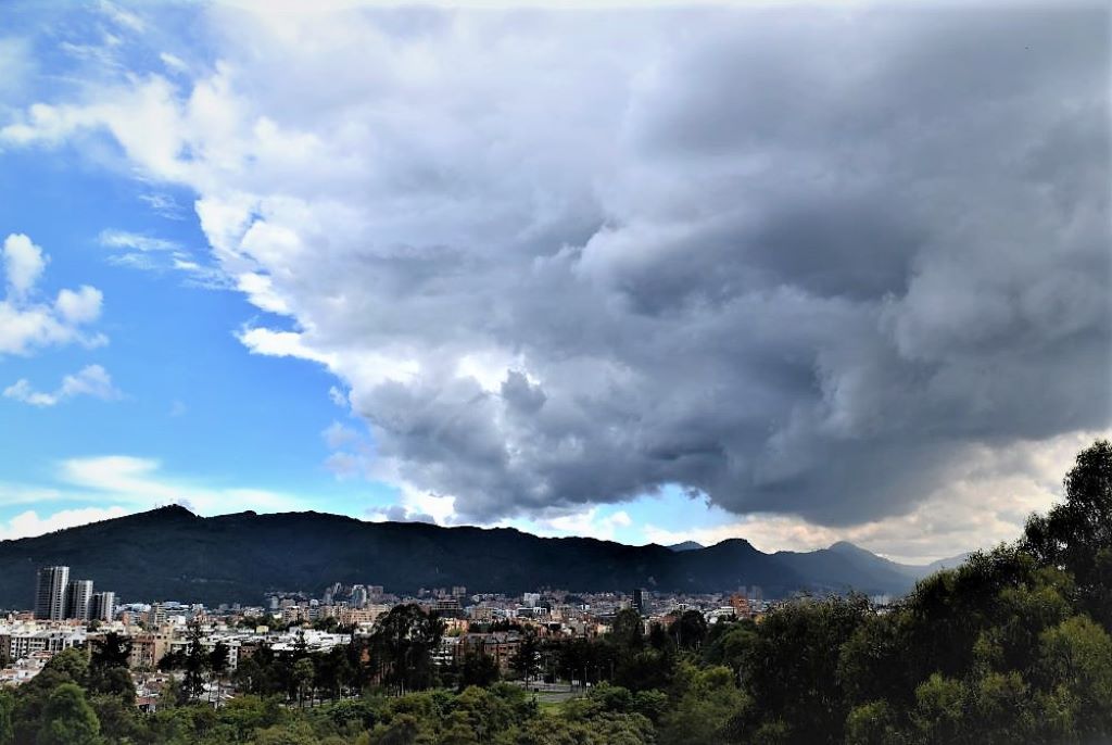 Explocionando
Nubes  que acompañan el paisaje de las montañas“explosionando”en la ciudad.
