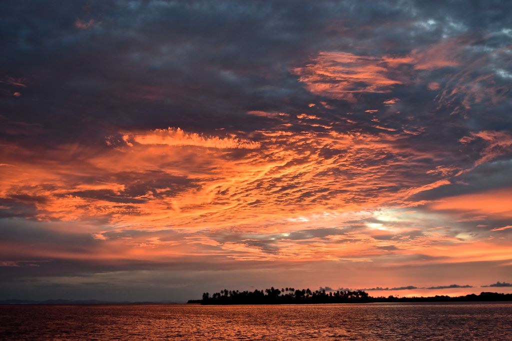 Agosto Ardiente
Conjunto de nubes que acompañan el inicio del atardecer  sobre una de las islas de San Blas en el Mar Caribe.
Álbumes del atlas: zfv21