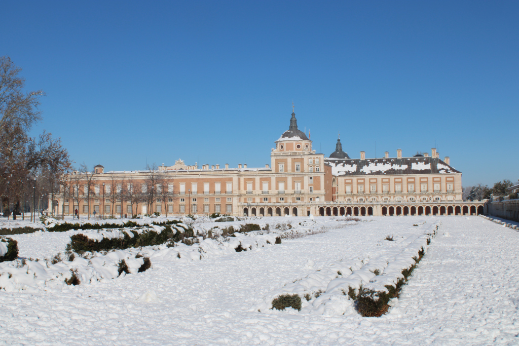 Palacio, nieve y cielo azul
