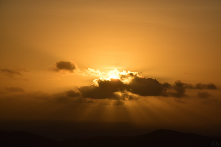 Sol entre las nubes 
Imagen tomada desde la montaña hooiberg Aruba, del Amanecer. 
Álbumes del atlas: aaa_no_album