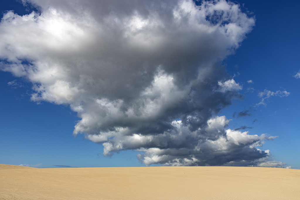 Stratocumulus cumulogenitus
"Nubes tímidas"

La imagen fue tomada el día 1 de diciembre de 2010 en las Dunas de Corralejo .Fuerteventura. La inestabilidad atmosférica dio lugar a nubes impresionantes.
