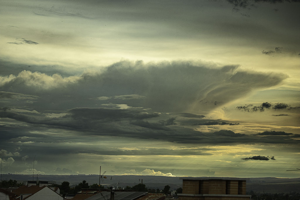 Tormentus
se prepara tormenta en Aranjuez, cuesta ver estos cielos por estas tierras. 
