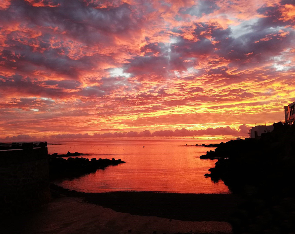 CALIMA CANARIO
Fotografía tomada en el amanecer de Punta de Mujeres cuando se esperaba fuerte calima en Lanzarote
Álbumes del atlas: aaa_no_album