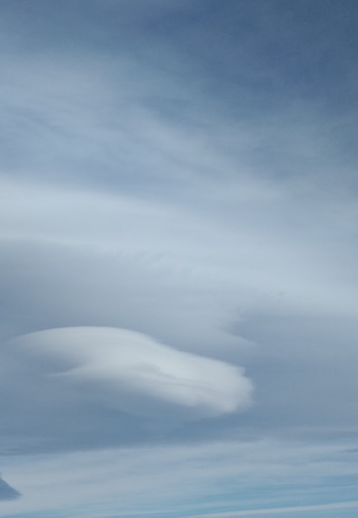 Nubes estudiando las propiedades del aire 
Altocúmulos en transformación

