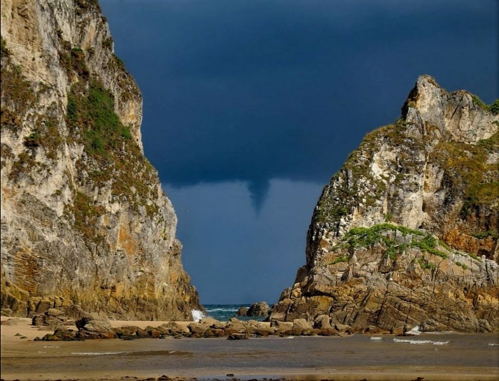Remolino en la Playa
En esta captura se puede apreciar un fenómeno inquietante, hecha en la Playa de La Franca en Asturias en un día de tormenta. 
Álbumes del atlas: Z_FCMR2021