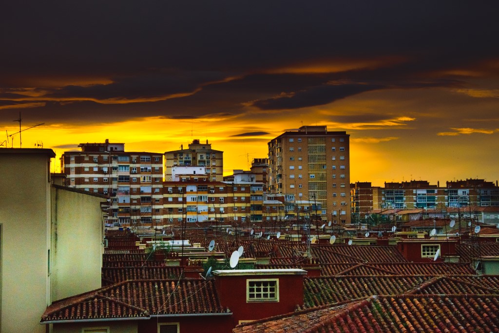 Puesta de Sol en plena ciudad
Una magnífica puesta de sol, deleitándonos con sus colores tras los tejados y edificios en medio de la ciudad de Málaga
