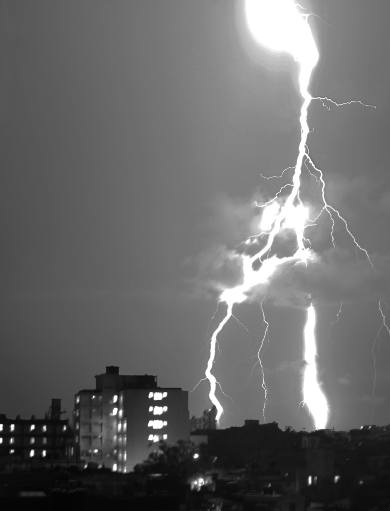 2020
Durante una severa tormenta eléctrica, el rayo que impactó sobre el hospital al atravesar las nubes, creó unas imagen espectral en el cielo en el momento en que fue tomada la foto, para mostrar tras un ajuste de iluminación, la tenebrosa imagen de una calavera. 
