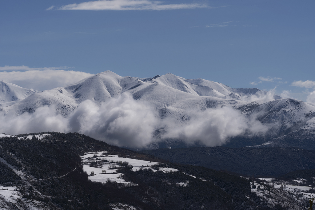 Montañas nevladas 
Nubes bajas atrapadas en este Valle situado en LasPaúles, al fondo, las montañas nevadas que separan la Ribagorza Del Valle de Arán. Para captar más en detalle las texturas de esas nubes, y comprimir la perspectiva con las montañas de fondo usé un teleobjetivo. 
