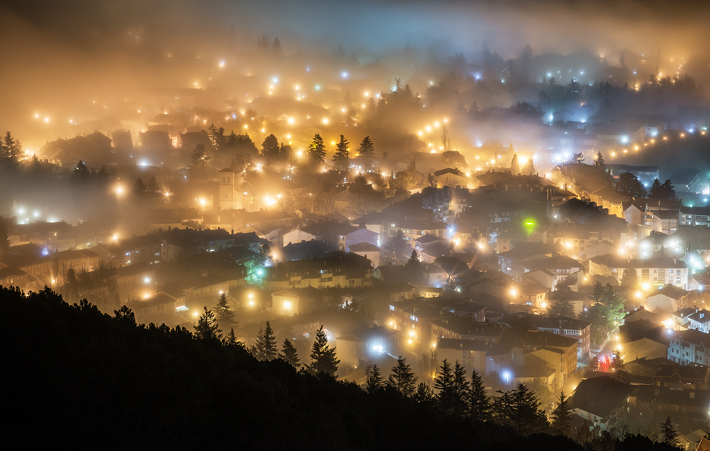 Nieblas en Navacerrada.
Una fina capa de niebla cubre el pueblo de Navacerrada.
