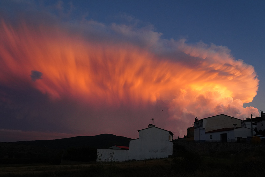 el horizonte encendido
La enorme y compacta nubosidad anclada en el horizonte de una pequeña localidad de Castilla la mancha, se convirtió en un espectáculo visual , al atardecer y comenzar a ocultarse el sol. En unos minutos pareció incendiarse el horizonte.

