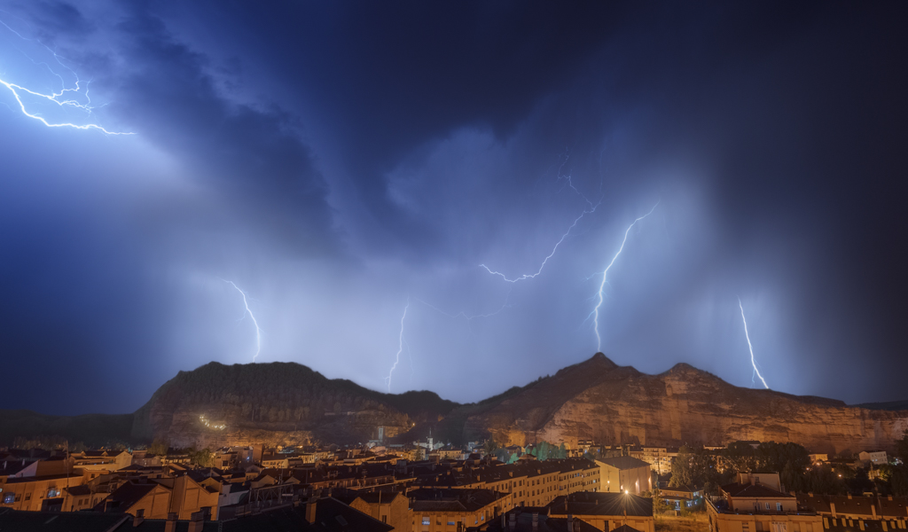 Tormenta de verano
Tormenta de verano sobre Nájera (La Rioja) en la noche del 10 de agosto.
Álbumes del atlas: zfv22