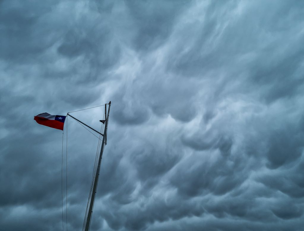 Nubes mammatus junto a la bandera de Chile 
Durante la mañana del mes septiembre, me encuentro con una gran cantidad de nubes mammatus y un cielo totalmente amenazantes, antes de una fuerte lluvia y viento
Álbumes del atlas: zfo22