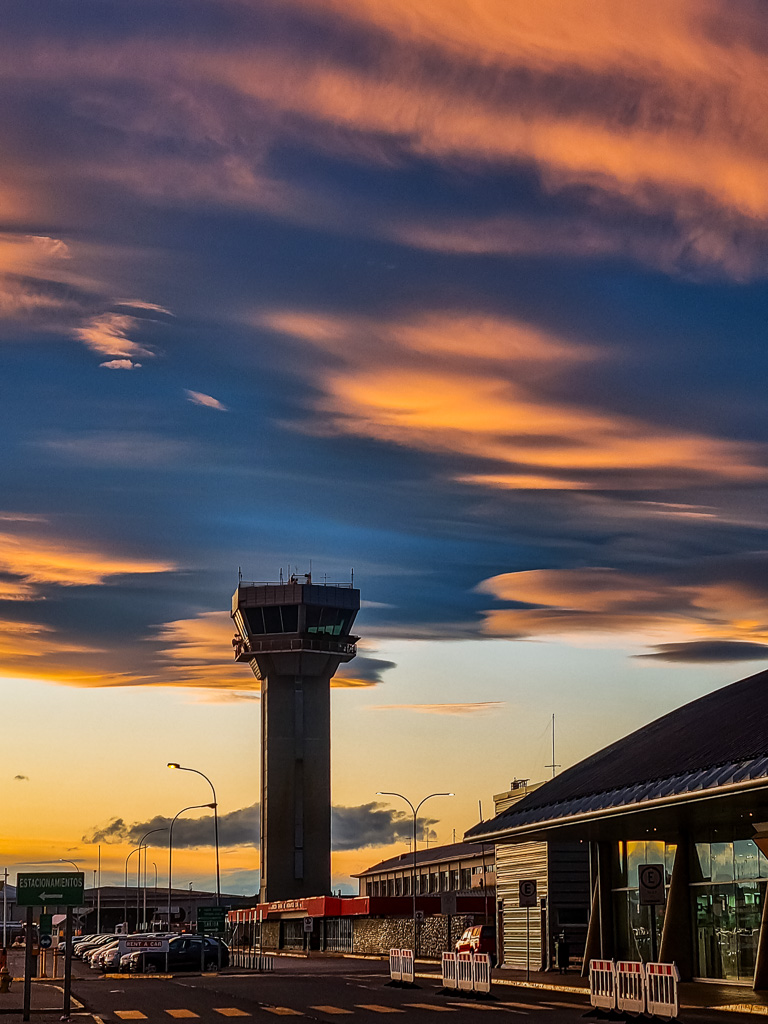 Atardecer, lenticulares y el aeropuerto de Punta Arenas
Después de ir a dejar a unas personas al aeropuerto de punta arenas, me encuentro justo a la hora del atardecer y estaba acompañado del algunas nubes lenticulares, dando un toqué especial a la fotografía
