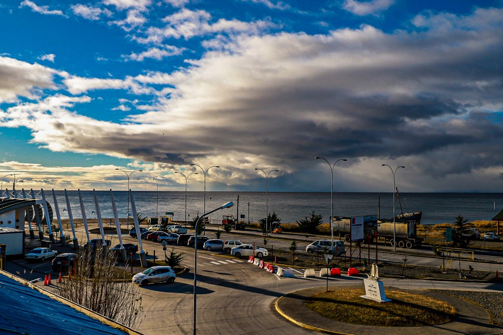 Gran nube dejando precipitaciones de nieve en Tierra del Fuego (Porvenir)
Luego de ver un desfile de nubes que cruzaban el Estrecho de Magallanes, logré apreciar esta gran nube que iba dejando precipitaciones de nieve y que se lograba ver de muchos lados de Punta Arenas
Álbumes del atlas: zfp21
