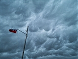 Nubes mammatus junto a la bandera de Chile 