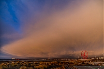 Cumulusnimbus con un difuso arcoiris al amanecer