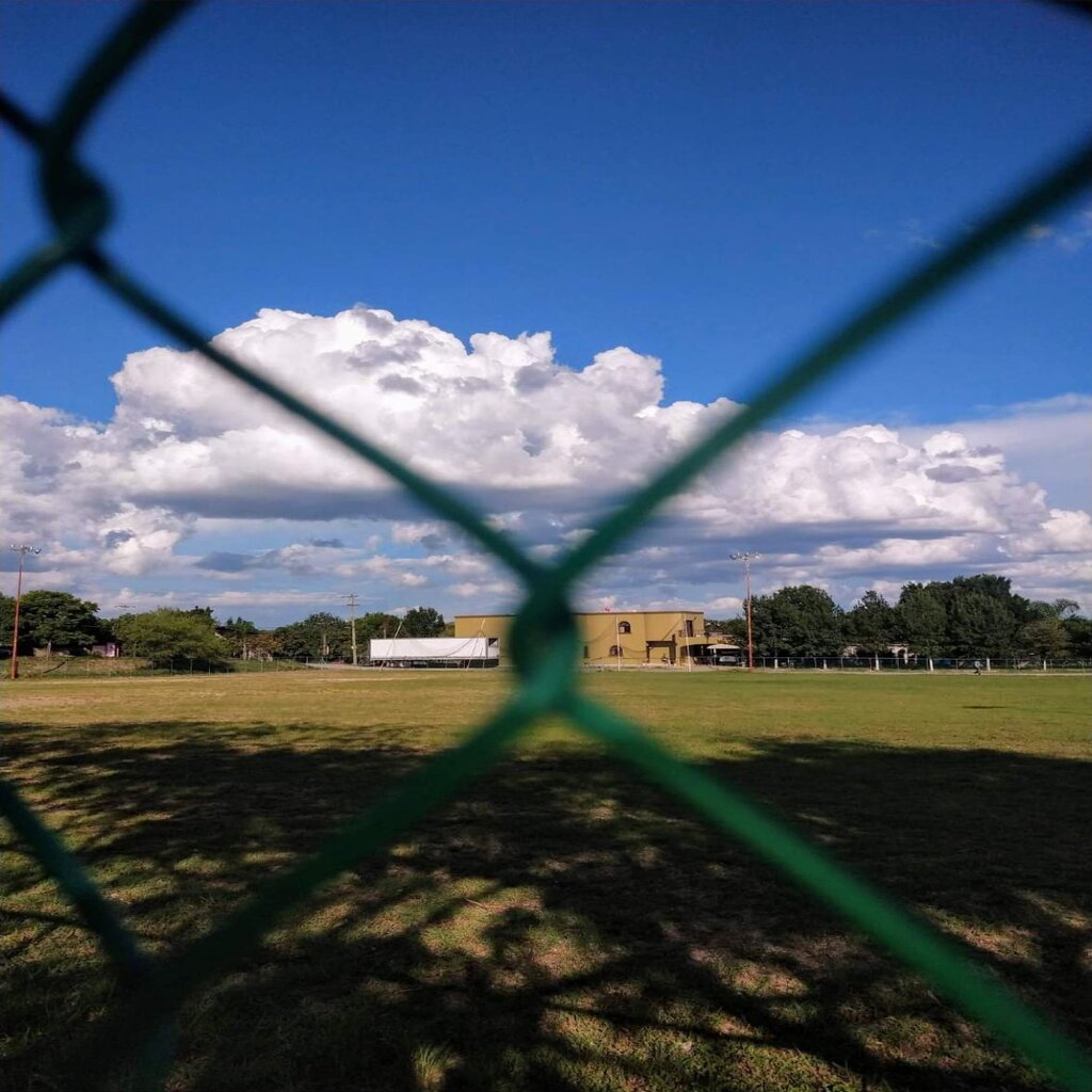 Tarde soleada
Las nubes vistas desde afuera de un campo de béisbol local
