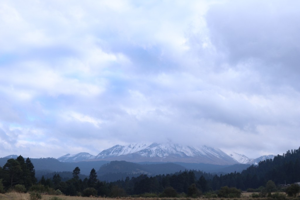 Volcán vistiéndose de blanco 
Cada año en en invierno nos sorprende el volcán xinaltecatl en quedar completamente de blanco, es decir, con nieve, siempre con la ayuda del clima hace que las familias disfruten el frío.
Álbumes del atlas: ZFI22